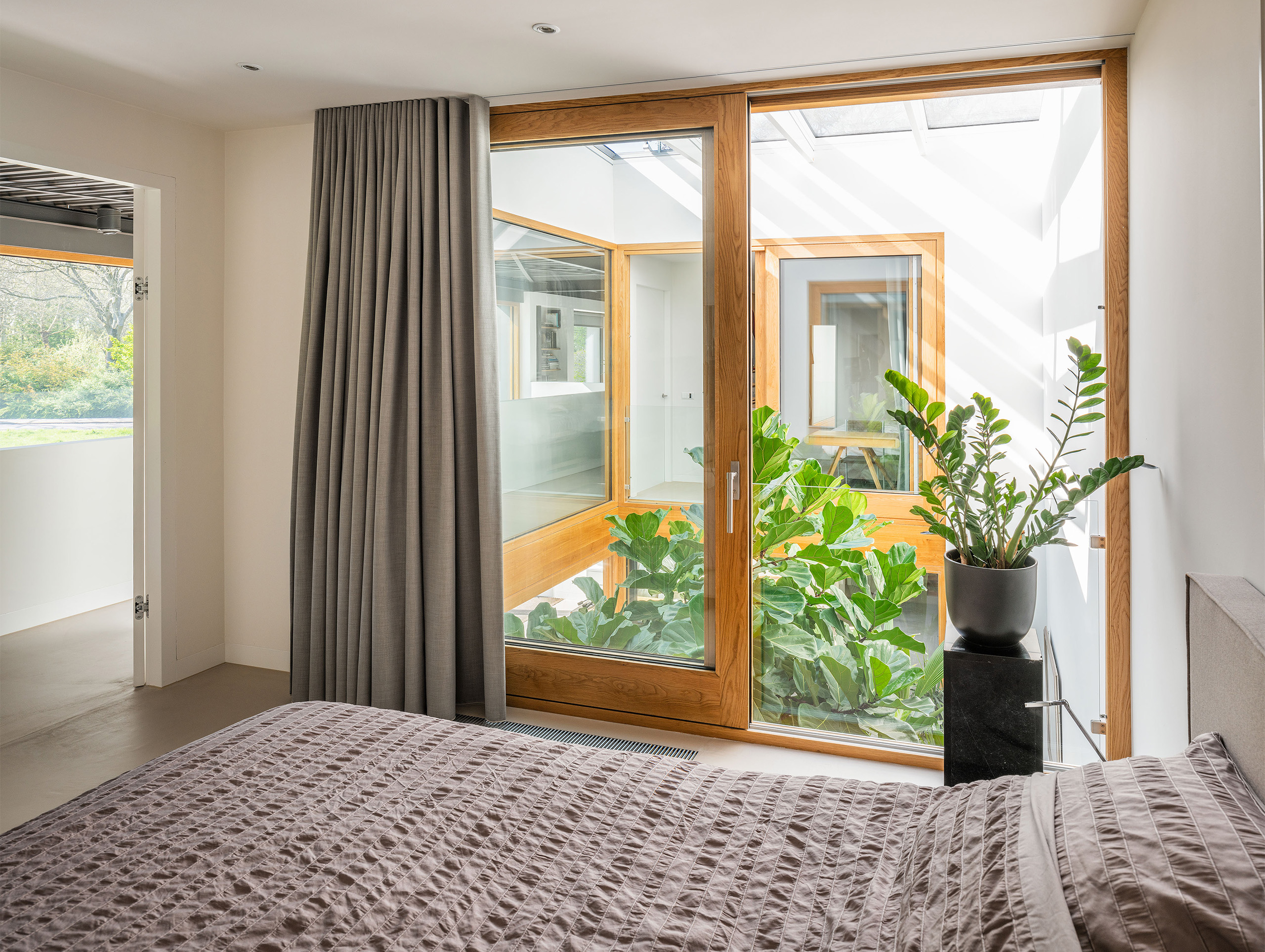 Bedroom with view on the indoor patio